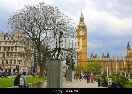 Londra, Gran Bretagna - 22 Maggio 2016: Statue di Jan granello di fuliggine, David Lloyd George e Winston Churchill in piazza del Parlamento con il Big Ben e la Foto Stock