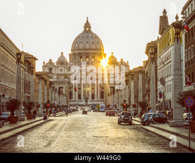 Strada (Via della Conciliazione) che conduce alla Basilica di San Pietro. Roma, Italia. Fotografato a circa trenta minuti prima del tramonto. Foto Stock