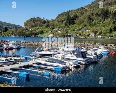 Barche da diporto presso il fiume Feda, villaggio Feda a Fedafjord, costa meridionale, fjordland, Norvegia Foto Stock