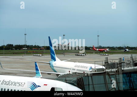 Jakarta, Indonesia - ‎February ‎3, ‎2017: Garuda Indonesia aereo preparare per l'imbarco dei passeggeri degli aeromobili in Soekarnoa €"Hatta International Air Foto Stock