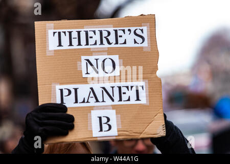 Una vista ingrandita di un cartone fatto in casa dicendo di segno non è planet b detenute da un attivista eco durante una città rally. Gli attivisti marzo contro il cambiamento climatico. Foto Stock