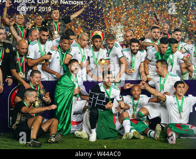 Il Cairo, Algeria, Egitto. 19 Luglio, 2019. La Francia luglio 19, 2019: algerina Team con il trofeo dopo la finale del 2019 African Cup delle Nazioni match tra Algeria e Senegal a Il Cairo International Stadium di Cairo, Egitto. Ulrik Pedersen/CSM/Alamy Live News Foto Stock