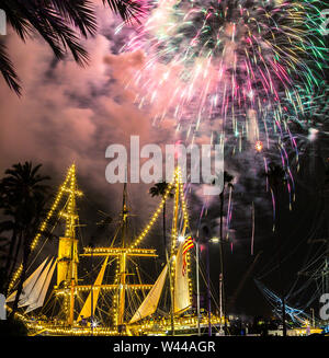 Grande baia boom fuochi d'artificio san diego su stella di India e HMS sorpresa TALL SHIPS Foto Stock