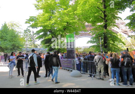 La gente in coda per entrare alla Torre Eiffel a Parigi in Francia. Foto Stock