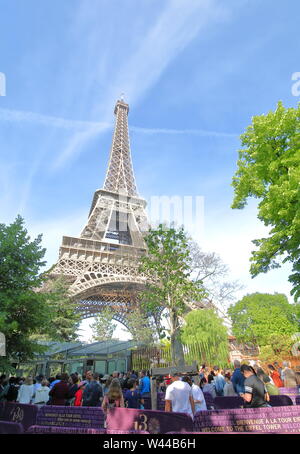 La gente in coda per entrare alla Torre Eiffel a Parigi in Francia. Foto Stock