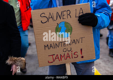 Un francese di segno legge salva adesso o mai più e raffigurano il pianeta terra, detenute da un attivista durante una dimostrazione per l'ambiente. Foto Stock