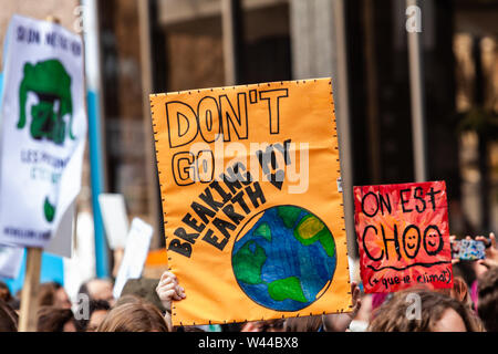 Una vista ingrandita di un poster, dicendo di non andare rompendo la mia terra, è mantenuto al di sopra di un grande gruppo di attivisti ambientali nel corso di una manifestazione cittadina Foto Stock