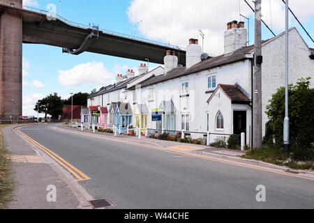 Una fila di case e villette sul Hessle Foreshore sotto il ponte Humber Foto Stock