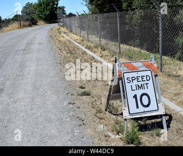 Limite di velocità di 10 MPH segno sul sentiero in laghi di cava regionale Area ricreativa, California Foto Stock