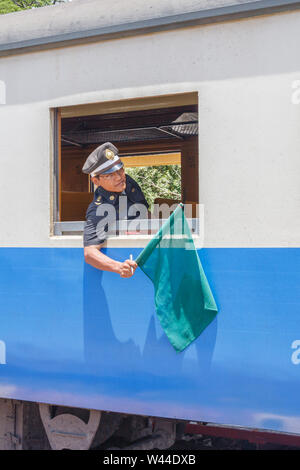 Hua Hin, Tailandia - 13 Luglio 2010: il treno di segnalazione di protezione con la bandiera verde. La stazione si trova sulla linea principale tra Bangkok e il sud della Thailandia Foto Stock