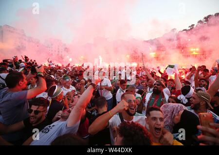 Algeri. Il 20 luglio, 2019. Ventole algerino celebrare il team della vittoria in Africa per la Coppa delle Nazioni in Algeri, Algeria, luglio 19, 2019. Algeria battere il Senegal in Africa per la Coppa delle Nazioni finale da 1-0 e rivendicato il titolo dell'evento in Egitto il Cairo il 19 luglio. Credito: Xinhua/Alamy Live News Foto Stock