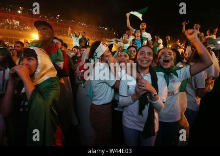 Algeri. Il 20 luglio, 2019. Ventole algerino celebrare il team della vittoria in Africa per la Coppa delle Nazioni in Algeri, Algeria, luglio 19, 2019. Algeria battere il Senegal in Africa per la Coppa delle Nazioni finale da 1-0 e rivendicato il titolo dell'evento in Egitto il Cairo Luglio 19. Credito: Xinhua/Alamy Live News Foto Stock