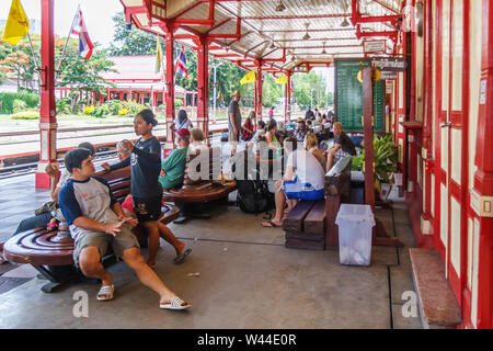 Hua Hin, Tailandia - 13 Luglio 2010: passeggeri in attesa del treno per Bangkok. La stazione si trova sulla linea principale tra Bangkok e il sud di Thail Foto Stock