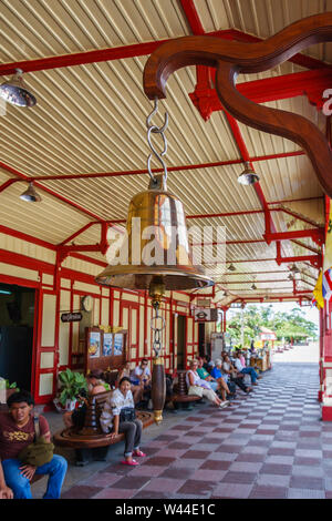 Hua Hin, Tailandia - 13 Luglio 2010: Stazione campana e i passeggeri in attesa del treno per Bangkok. La stazione si trova sulla linea principale tra Bangkok e t Foto Stock