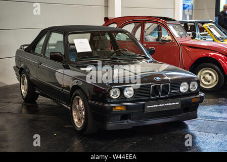 FRIEDRICHSHAFEN - Maggio 2019: nero BMW 318i E30 TC2 1990 cabrio a Motorworld Classics Bodensee il 11 maggio 2019 a Friedrichshafen, Germania. Foto Stock