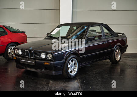 FRIEDRICHSHAFEN - Maggio 2019: nero BMW 318i E30 TC2 1990 cabrio a Motorworld Classics Bodensee il 11 maggio 2019 a Friedrichshafen, Germania. Foto Stock