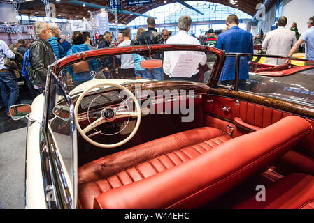 FRIEDRICHSHAFEN - Maggio 2019: interni rossi MERCEDES-BENZ 220 S PONTON W187 1957 cabrio a Motorworld Classics Bodensee il 11 maggio 2019 in Friedrichshafe Foto Stock