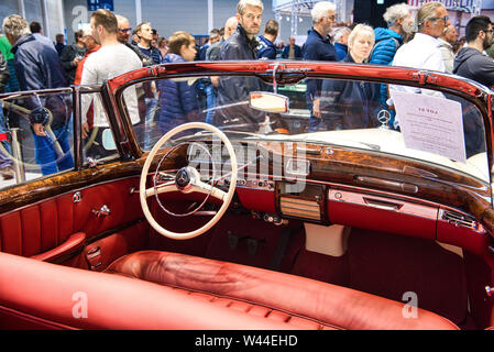 FRIEDRICHSHAFEN - Maggio 2019: interni rossi MERCEDES-BENZ 220 S PONTON W187 1957 cabrio a Motorworld Classics Bodensee il 11 maggio 2019 in Friedrichshafe Foto Stock