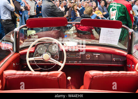 FRIEDRICHSHAFEN - Maggio 2019: interni rossi MERCEDES-BENZ 220 S PONTON W187 1957 cabrio a Motorworld Classics Bodensee il 11 maggio 2019 in Friedrichshafe Foto Stock