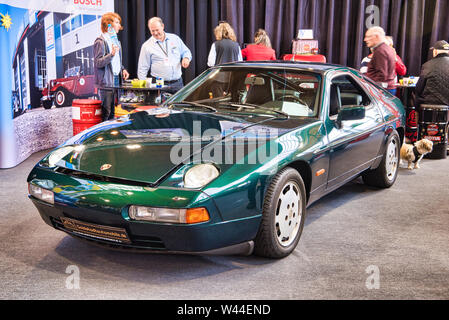 FRIEDRICHSHAFEN - Maggio 2019: verde scuro Porsche 928 S 4 1989 coupe a Motorworld Classics Bodensee il 11 maggio 2019 a Friedrichshafen, Germania. Foto Stock