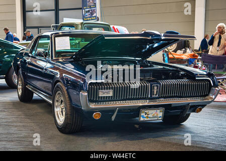 FRIEDRICHSHAFEN - Maggio 2019: blu scuro MERCURY COUGAR V8 1968 Ford Mustang coupe a Motorworld Classics Bodensee il 11 maggio 2019 a Friedrichshafen, Ge Foto Stock