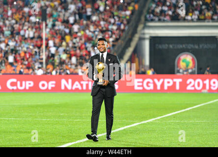 Il Cairo. 19 Luglio, 2019. Cameroon football star Samuel Eto'o presenta il trofeo prima del 2019 Africa Coppa delle Nazioni partita finale tra Senegal e Algeria del Cairo in Egitto il 19 luglio 2019. L' Algeria ha vinto 1-0 e rivendicato il titolo. Credito: Li Yan/Xinhua/Alamy Live News Foto Stock