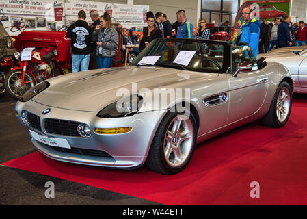 FRIEDRICHSHAFEN - Maggio 2019: argento BMW Z8 2001 cabrio a Motorworld Classics Bodensee il 11 maggio 2019 a Friedrichshafen, Germania. Foto Stock