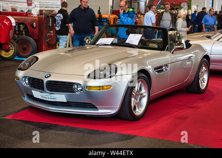 FRIEDRICHSHAFEN - Maggio 2019: argento BMW Z8 2001 cabrio a Motorworld Classics Bodensee il 11 maggio 2019 a Friedrichshafen, Germania. Foto Stock