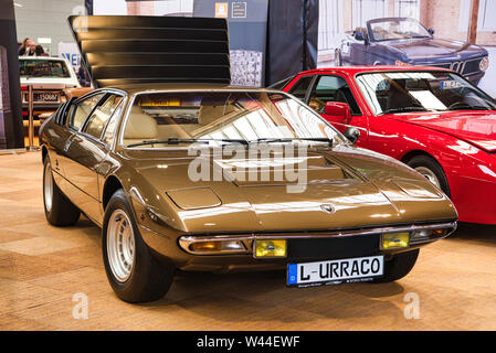 FRIEDRICHSHAFEN - Maggio 2019: sabbia dorata URACCO LAMBORGHINI 1973 coupe a Motorworld Classics Bodensee il 11 maggio 2019 a Friedrichshafen, Germania. Foto Stock