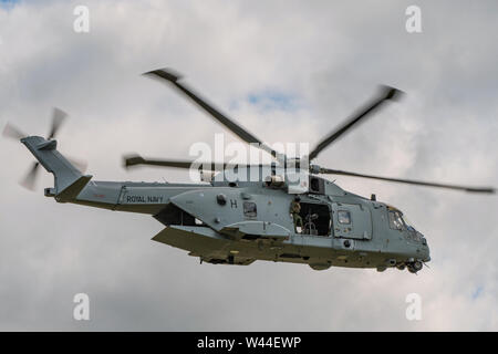 La Royal Navy Merlin HC4 elicottero ha preso parte al commando assault dimostrazione presso gli RNAS Yeovilton aria giorno, Regno Unito tenutasi il 13 luglio 2019. Foto Stock