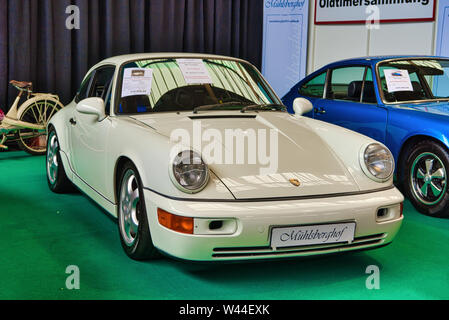 FRIEDRICHSHAFEN - Maggio 2019: bianco Porsche 911 964 Carrera 2 RS 1993 coupe a Motorworld Classics Bodensee il 11 maggio 2019 a Friedrichshafen, Germania. Foto Stock