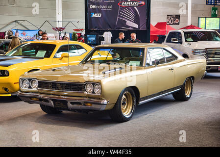 FRIEDRICHSHAFEN - Maggio 2019: sabbia dorata PLYMOUTH ROAD RUNNER 1968 a Motorworld Classics Bodensee il 11 maggio 2019 a Friedrichshafen, Germania. Foto Stock