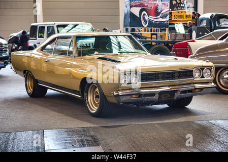 FRIEDRICHSHAFEN - Maggio 2019: sabbia dorata PLYMOUTH ROAD RUNNER 1968 a Motorworld Classics Bodensee il 11 maggio 2019 a Friedrichshafen, Germania. Foto Stock