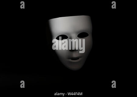 Maschera bianca su sfondo nero Foto Stock