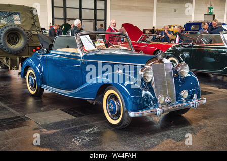 FRIEDRICHSHAFEN - Maggio 2019: blu MERCEDES-BENZ 170 W136 1950 cabrio a Motorworld Classics Bodensee il 11 maggio 2019 a Friedrichshafen, Germania. Foto Stock