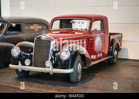 FRIEDRICHSHAFEN - Maggio 2019: rosso nero MERCEDES-BENZ 220 W187 1952 raccoglitore a Motorworld Classics Bodensee il 11 maggio 2019 a Friedrichshafen, Germania. Foto Stock