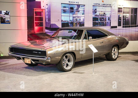 FRIEDRICHSHAFEN - Maggio 2019: sabbia dorata Dodge Charger 2 1968 A Motorworld Classics Bodensee il 11 maggio 2019 a Friedrichshafen, Germania. Foto Stock