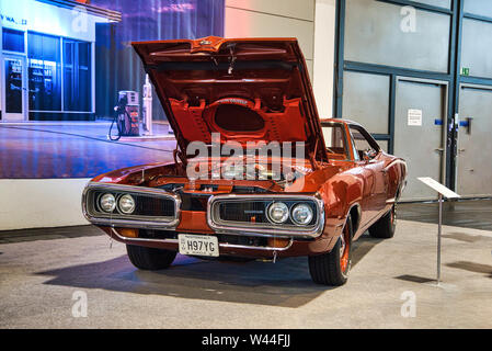 FRIEDRICHSHAFEN - Maggio 2019: rosso arancio DODGE SUPER BEE 1970 a Motorworld Classics Bodensee il 11 maggio 2019 a Friedrichshafen, Germania. Foto Stock