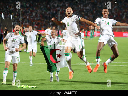 Il Cairo. 19 Luglio, 2019. Algeria i giocatori di celebrare dopo il 2019 Africa Coppa delle Nazioni partita finale tra Senegal e Algeria del Cairo in Egitto il 19 luglio 2019. L' Algeria ha vinto 1-0 e rivendicato il titolo. Credito: Ahmed Gomaa/Xinhua/Alamy Live News Foto Stock