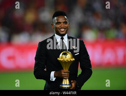 Il Cairo. 19 Luglio, 2019. Cameroon football star Samuel Eto'o presenta il trofeo prima del 2019 Africa Coppa delle Nazioni partita finale tra Senegal e Algeria del Cairo in Egitto il 19 luglio 2019. L' Algeria ha vinto 1-0 e rivendicato il titolo. Credito: Wu Huiwo/Xinhua/Alamy Live News Foto Stock