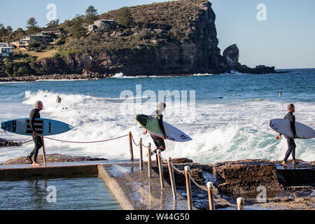 Surfisti australiani che navigano all'Avalon Beaching Sydney, NSW, Australia Foto Stock
