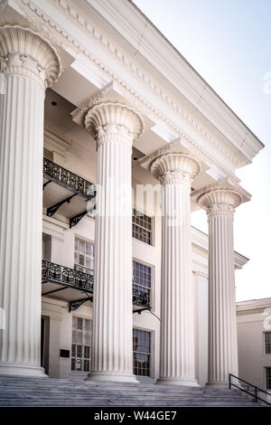 In prossimità di un ingresso per il revival greco Alabama State Capitol Building, con colonne decorative e balconi di ferro in Montgomery, AL Foto Stock