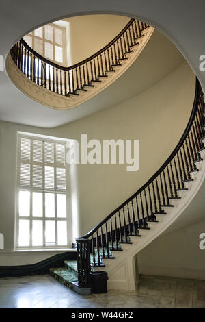 A sbalzo bellissima scalinata a spirale all'interno della storica Alabama State Capitol Building in Montgomery, AL, STATI UNITI D'AMERICA Foto Stock