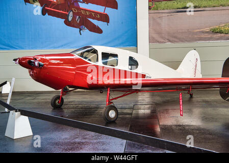 FRIEDRICHSHAFEN - Maggio 2019: Piano rosso BELLANCA CRUSAIR SENIOR 1946 a Motorworld Classics Bodensee il 11 maggio 2019 a Friedrichshafen, Germania. Foto Stock