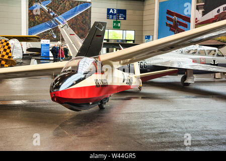 FRIEDRICHSHAFEN - Maggio 2019: bianco rosso glider piano KA 7 1962 A Motorworld Classics Bodensee il 11 maggio 2019 a Friedrichshafen, Germania. Foto Stock