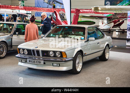 FRIEDRICHSHAFEN - Maggio 2019: argento BMW E24 M 635 CSi 1983 coupe a Motorworld Classics Bodensee il 11 maggio 2019 a Friedrichshafen, Germania. Foto Stock