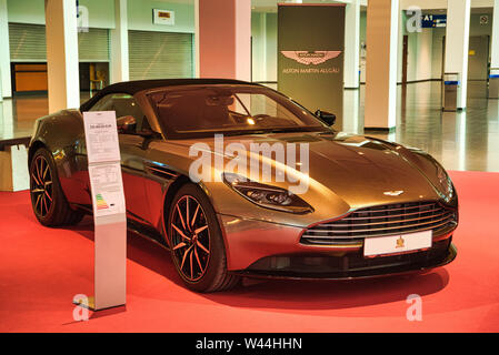 FRIEDRICHSHAFEN - Maggio 2019: sabbia golden aston martin DB11 V8 VOLANTE 2016 cabrio a Motorworld Classics Bodensee il 11 maggio 2019 a Friedrichshafen, G Foto Stock