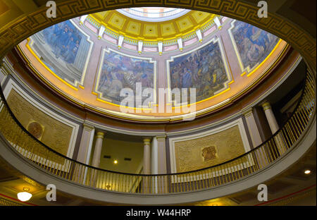 La cupola interni dello storico Alabama State Capitol Building è decorata con otto murales dipinti raffiguranti la storia di Al in Montgomery, AL Foto Stock