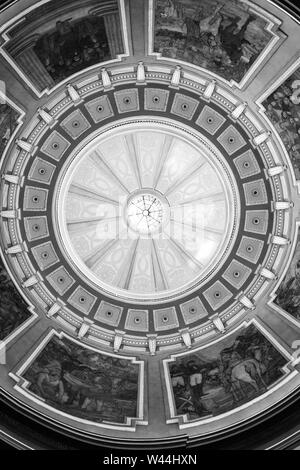 Vista aerea del soffitto a cupola di interni dipinti storici in Alabama State Capitol Building in Montgomery, AL, Stati Uniti d'America, in bianco e nero Foto Stock