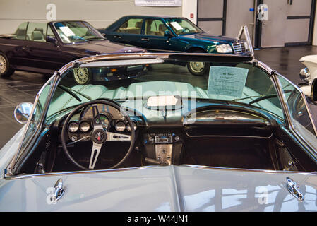 FRIEDRICHSHAFEN - Maggio 2019: interni di argento Chevrolet Corvette C1 1961 cabrio a Motorworld Classics Bodensee il 11 maggio 2019 a Friedrichshafen, G Foto Stock